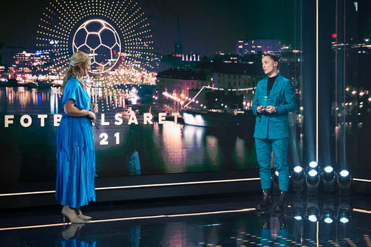 Programledare Anna Brolin och Almira Spahic med priset som