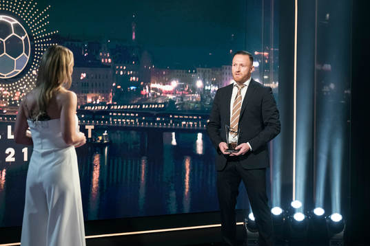 Programledare Frida Nordstrand och Mehmet Culum med priset
