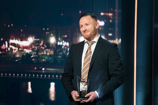 Mehmet Culum med priset som Årets Domare