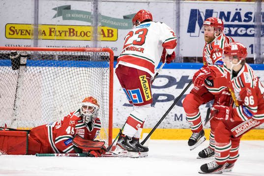 Moras målvakt Andreas Ljunggren och Modos Daniel Sylwander