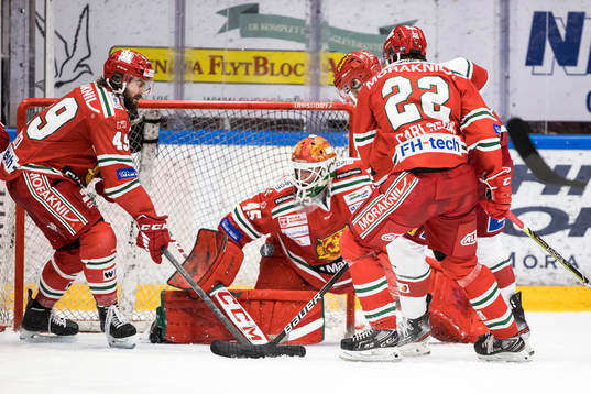 Moras Steven Seigo och målvakt Andreas Ljunggren