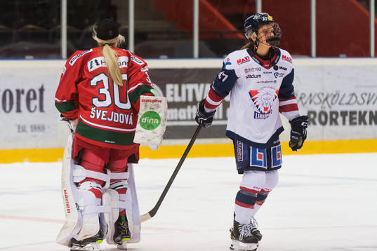 Linköpings Lenka Serdar och Modos målvakt Viktorije