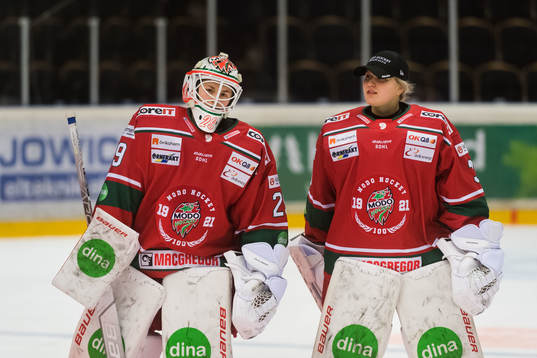 Modos målvakt Klara Peslarkova och målvakt Viktorije