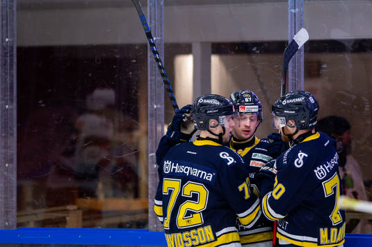 s Christoffer Törngren jublar med lagkamrater
