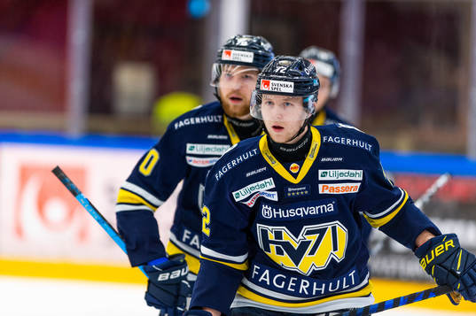 s Jonathan Davidsson jublar