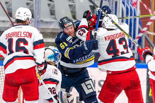 s Tommi Huhtala och Västerviks Max Krogdahl i slagsmål