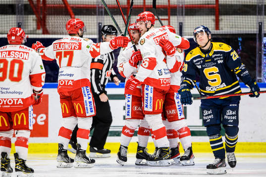 Troja-Ljungbys Victor Öhman jublar med lagkamrater