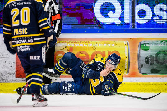 Södertäljes Emil Alba har ont