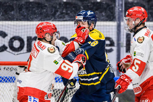 Troja-Ljungbys Kevin Karlsson och Södertäljes Emil Alba