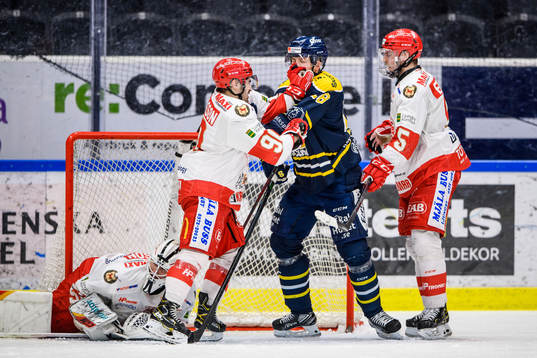 Troja-Ljungbys Kevin Karlsson och Södertäljes Emil Alba