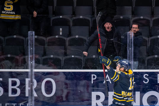 Södertäljes Gustav Willman Borvik jublar