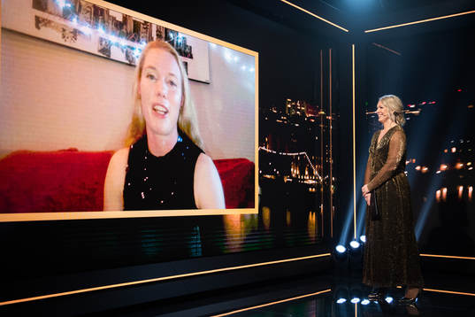 Programledare Anna Brolin och Hedvig Lindahl som tilldelats