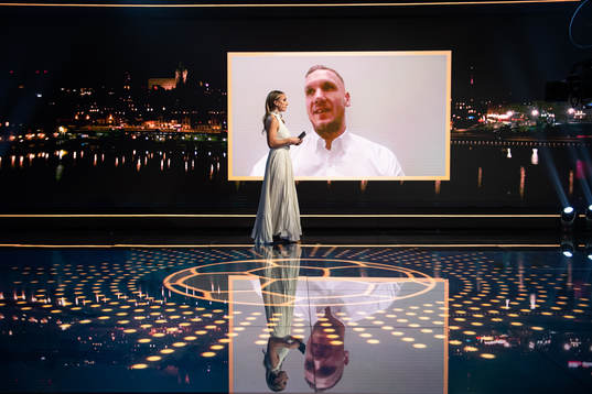Programledare Frida Nordstrand och Robin Olsen som