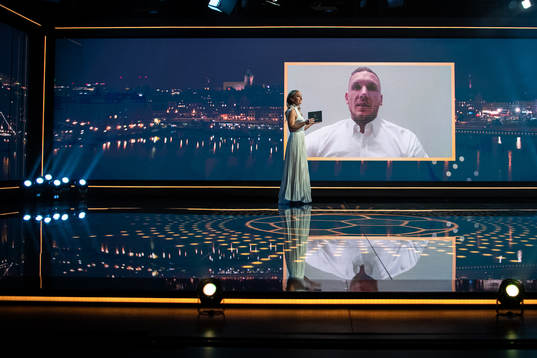 Programledare Frida Nordstrand och Robin Olsen som