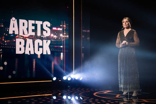 Programledare Anna Brolin delar ut priset Årets Back