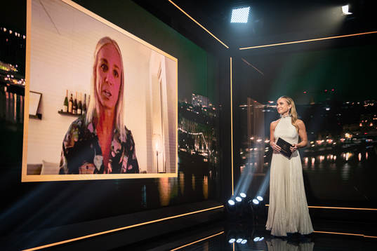 Programledare Frida Nordstand och Caroline Seger