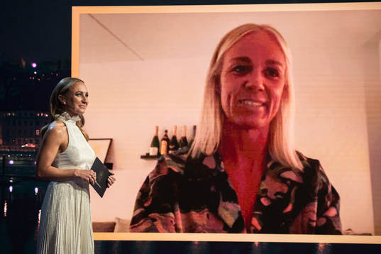 Programledare Frida Nordstand och Caroline Seger