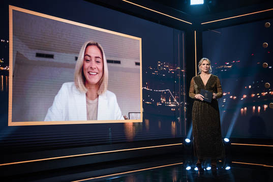 Fridolina Rolfö och programledare Anna Brolin