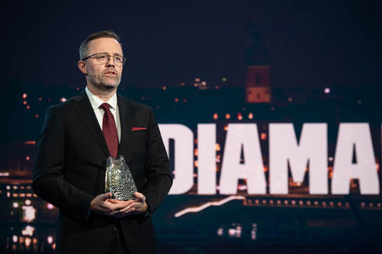 Jonas Kanje, chefredaktör Sydsvenskan, delar ut