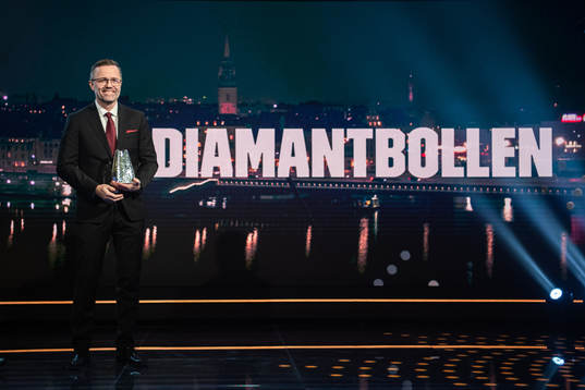 Jonas Kanje, chefredaktör Sydsvenskan, delar ut