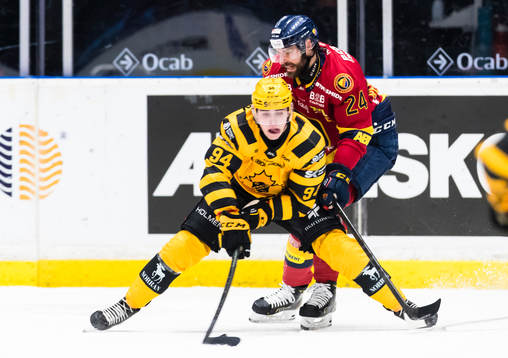 Djurgårdens Ludvig Rensfeldt försöker stoppa