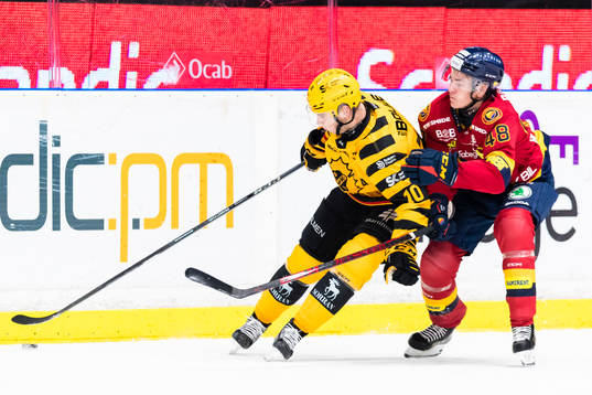 Skellefteås Joakim Lindström i kamp om pucken med