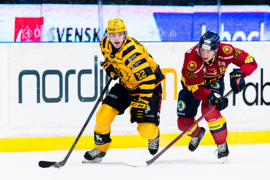 Skellefteås Jonathan Johnson i kamp om pucken