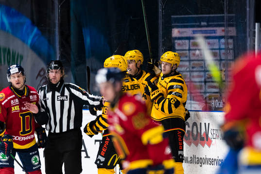 Skellefteås Linus Lindström jublar med lagkamrater