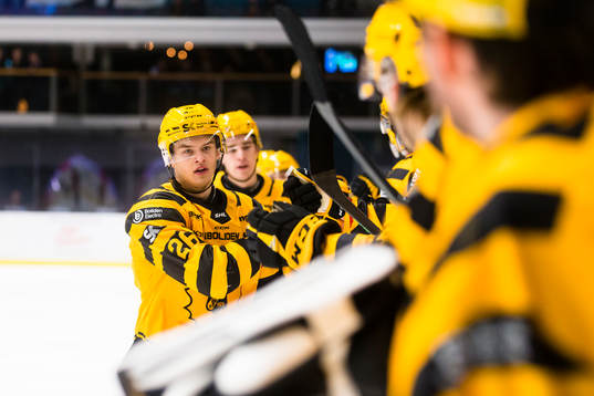 Skellefteås Simon Robertsson firar 0-1 med lagkamrater