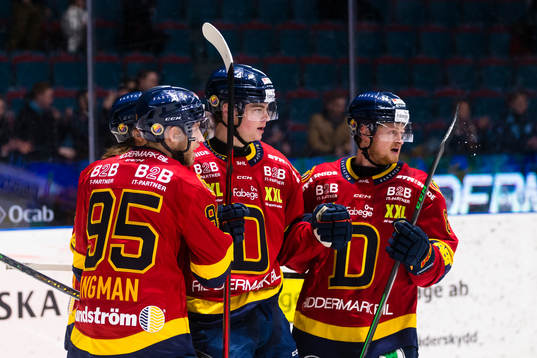 a höger) gör 1-1 och jublar med lagkamrater