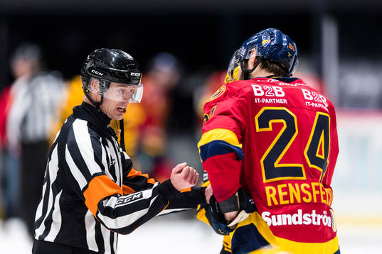 Domare Mikael Andersson i samtal med Djurgårdens Ludvig
