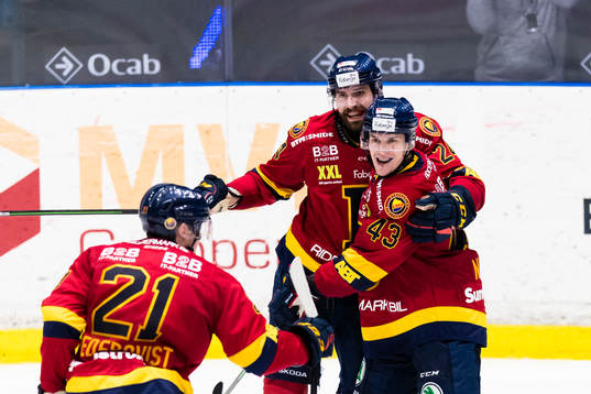 Djurgårdens Tom Nilsson (h) gör 2-2 och jublar med