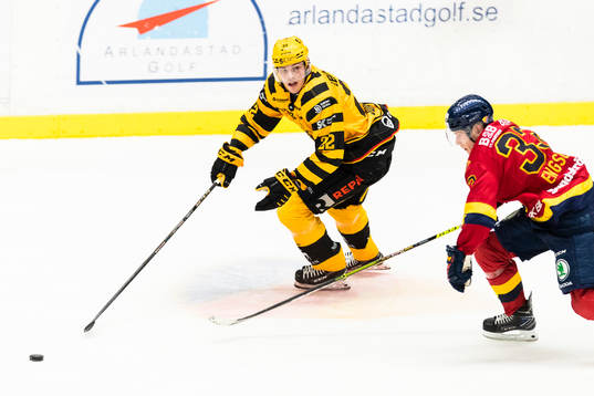Skellefteås Jonathan Johnson jagas av Djurgårdens Filiph