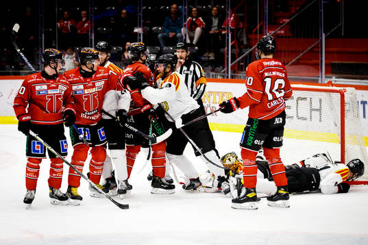 Stökigt framför Brynäs målvakt Veini Vehviläinen