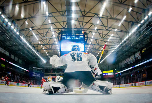 Brynäs målvakt Veini Vehviläinen räddar ett skott