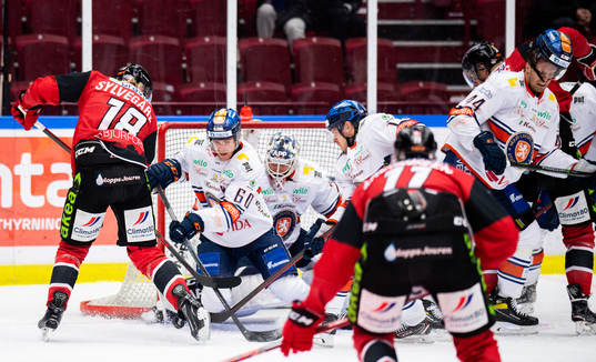 Malmö Redhawks Marcus Sylvegård oroar mot Växjös Erik