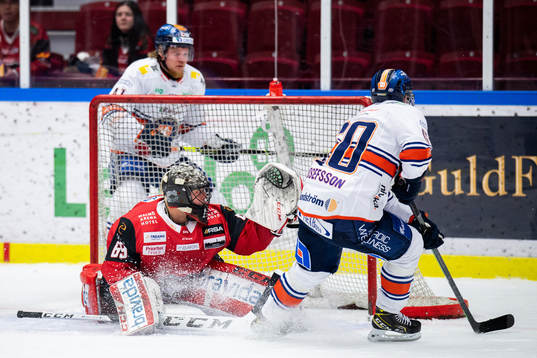 Växjös Erik Josefsson mot Malmö Redhawks målvakt Oscar
