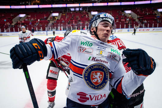 Växjös Pontus Holmberg tacklas av Malmö Redhawks Marcus