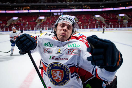 Växjös Pontus Holmberg tacklas av Malmö Redhawks Marcus