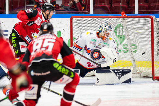 Malmö Redhawks Carl Persson gör 1-0 bakom Växjös
