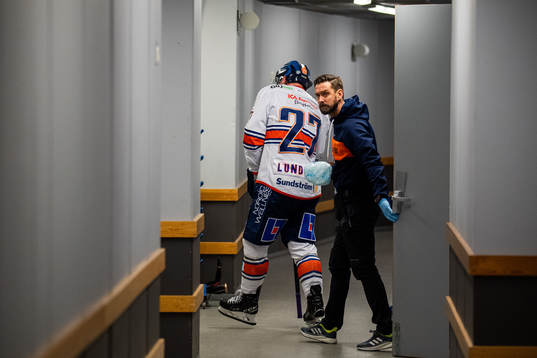 Växjös Martin Lundberg lämnar matchen