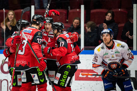 Malmö Redhawks Emil Sylvegård jublar med lagkamrater