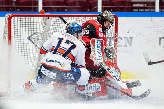 Växjös Emil Forslund oroar mot Malmö Redhawks målvakt
