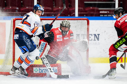 Växjös Emil Forslund oroar mot Malmö Redhawks målvakt