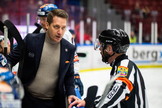 Växjös tränare Sam Hallam diskuterar med domare