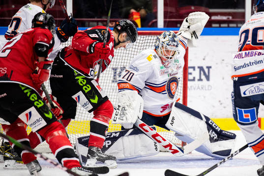 Malmö Redhawks Johan Olofsson oroar mot Växjös målvakt