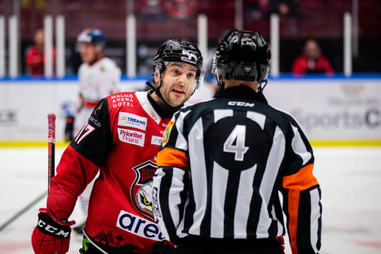 Malmö Redhawks Pathrik Westerholm i samtal med domaren