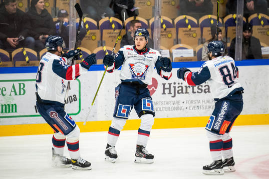 Linköpings Max Lindroth (m) jublar med John Nyberg  och