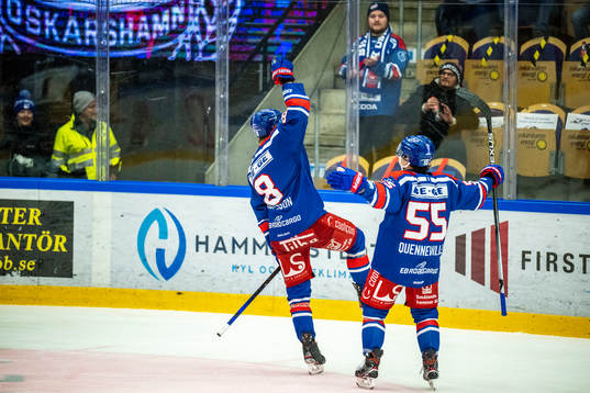 Oskarshamns Fredrik Olofsson jublar med David Quenneville