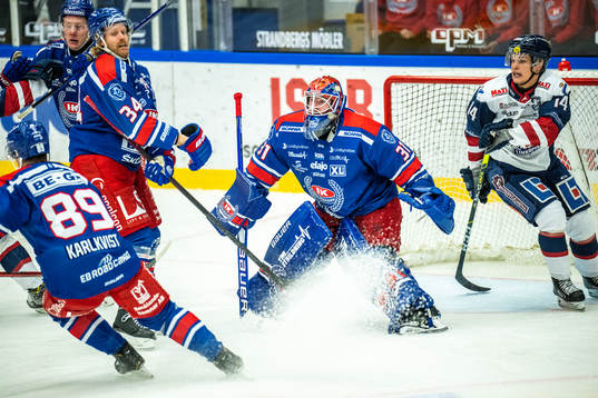 Oskarshamns Philip Samuelsson, målvakt Tim Juel samt
